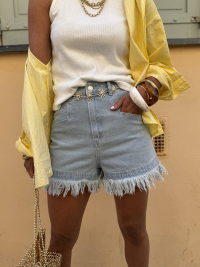 Short en jean clair à franges
