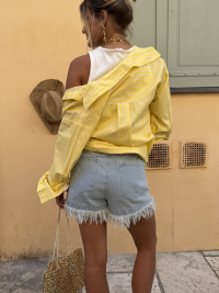 Short en jean clair à franges