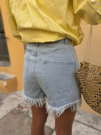 Short en jean clair à franges