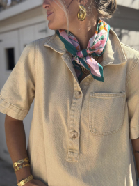 Foulard vert à motifs
