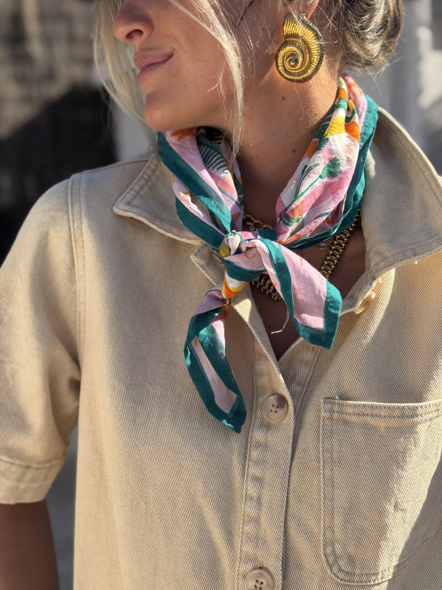 Foulard vert à motifs