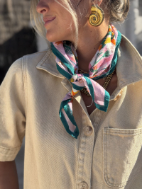 Foulard vert à motifs