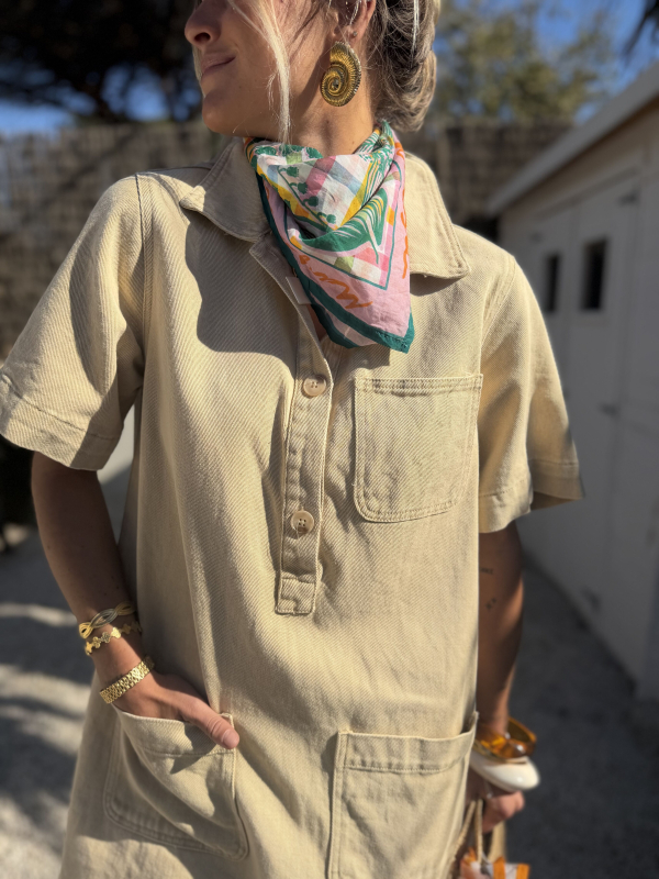 Foulard vert à motifs