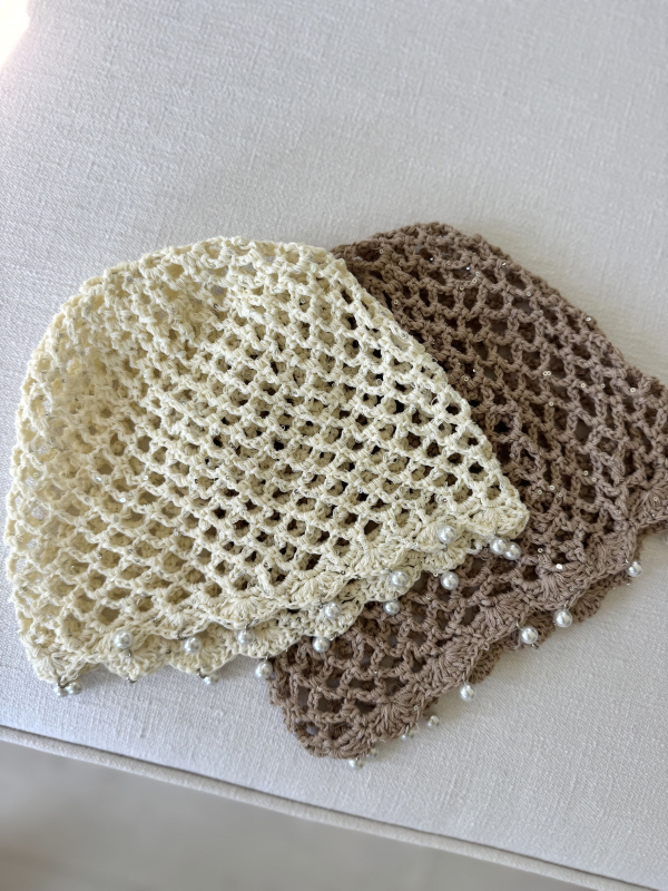 Bonnet crochet écru perlé