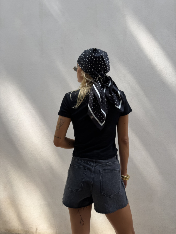 Short en jean noir à strass