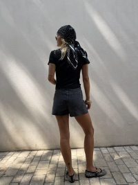 Short en jean noir à strass