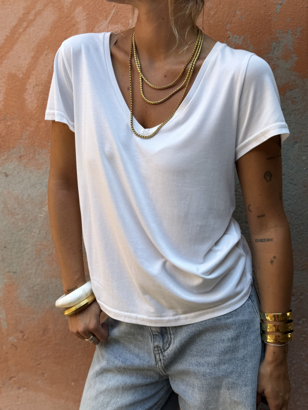 Basic white V-neck t-shirt