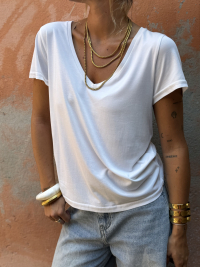 Basic white V-neck t-shirt