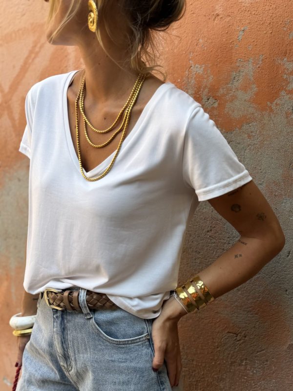 Basic white V-neck t-shirt