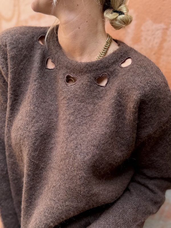 Pull chocolat cœurs ajourés