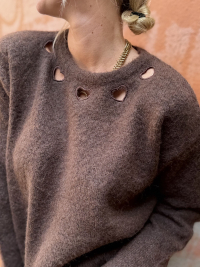 Pull chocolat cœurs ajourés