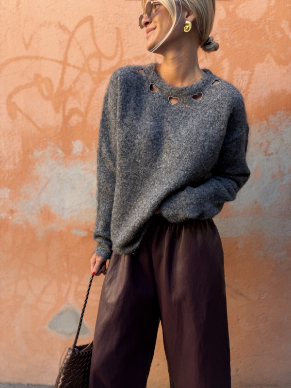 Pull gris anthracite cœurs ajourés