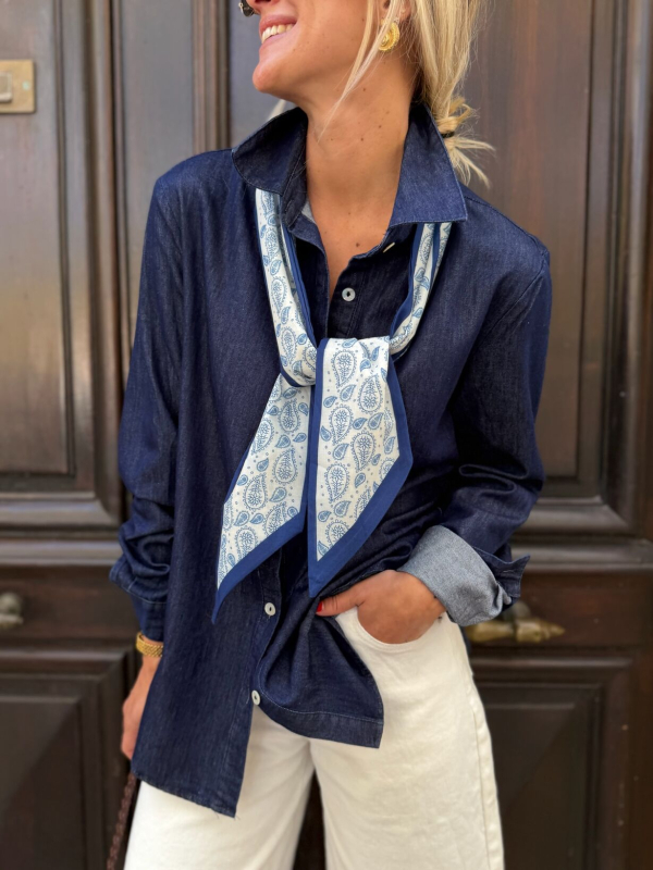 Chemise marine avec foulard