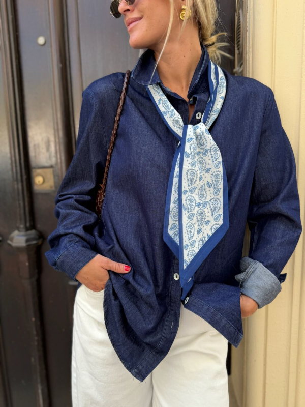 Chemise marine avec foulard