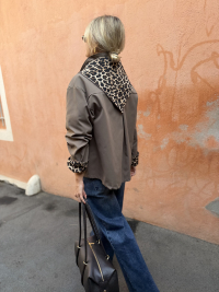 Trench taupe foulard léopard