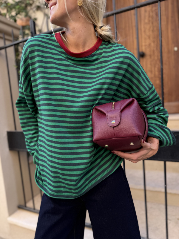 SUZIE green shirt with red collar