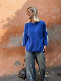 Pull bleu électrique à bandes