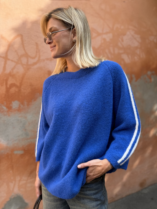 Pull bleu électrique à bandes