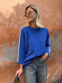 Pull bleu électrique à bandes
