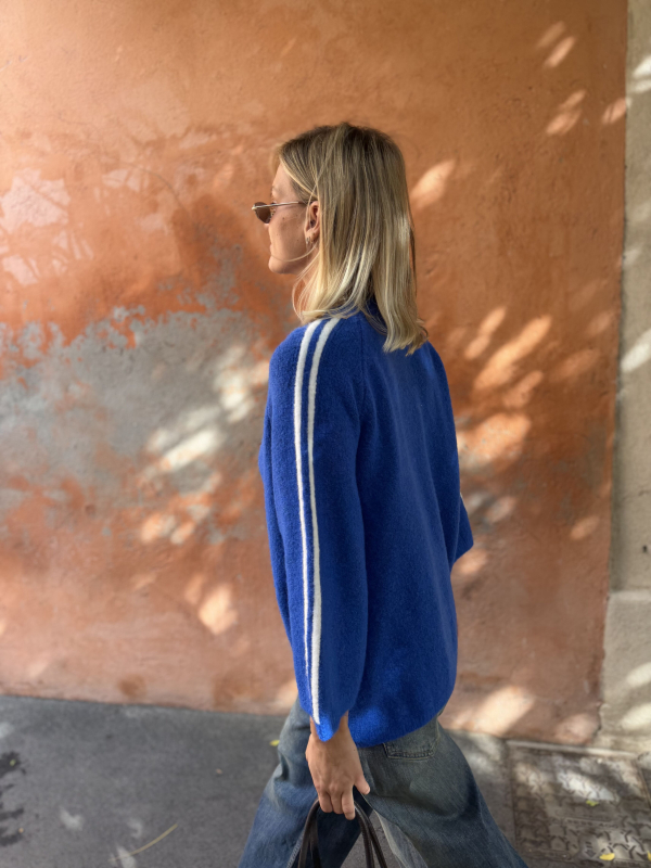 Pull bleu électrique à bandes