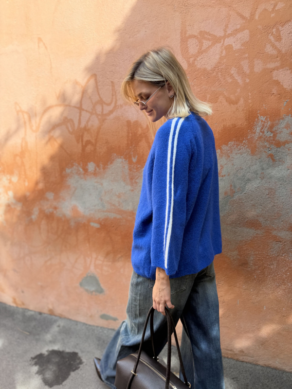 Pull bleu électrique à bandes