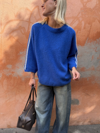 Pull bleu électrique à bandes